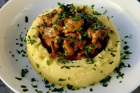 Бефстроганов с картофельным пюре