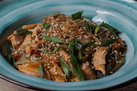 Фунчоза в азиатском стиле с курицей