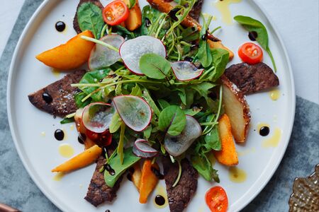 Теплый стейк салат с запеченной карамелизированной грушей