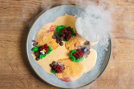 Сметанно-бисквитный десерт с ягодным соусом