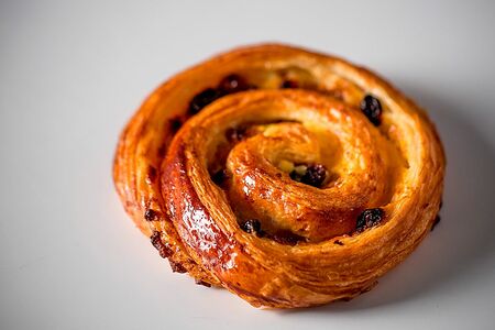 Улитка с заварным кремом и золотым изюмом