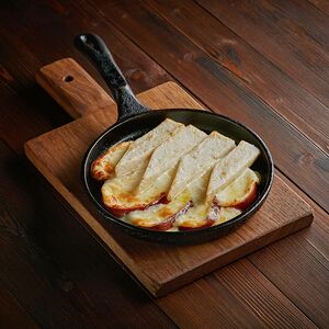 Копченый сыр, жаренный с абхазской полентой