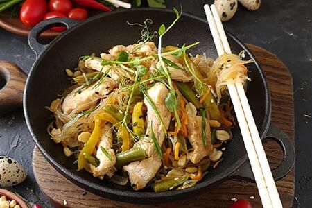 Вок по-тайски с курицей