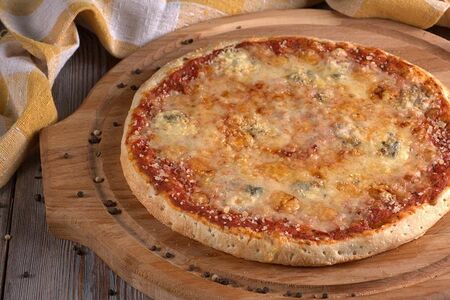 Пицца Четыре сыра с красным соусом