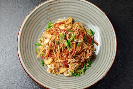 Яичная лапша в соусе тонкацу со свининой