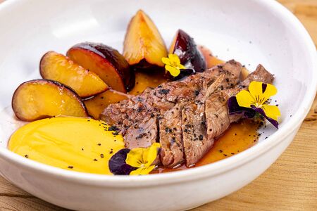 Седло барашка с пряной морковью и жареными сливами