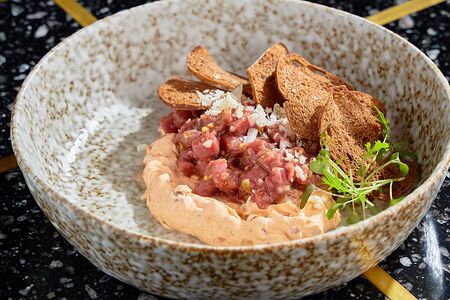 Тартар из говядины с кремом из вяленых томатов