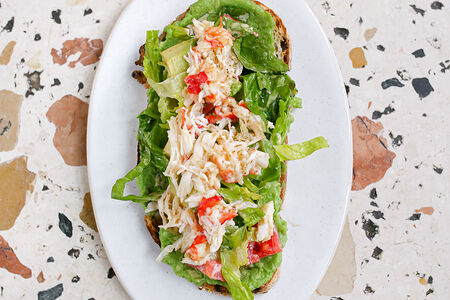 Брускетта с крабом и авокадо