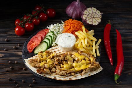 Шаурма в тарелке Сырная