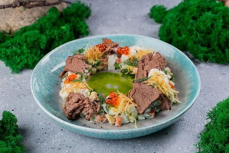 Оливье с лосятиной, перепелиным яйцом, красной икрой, трюфельным майонезом