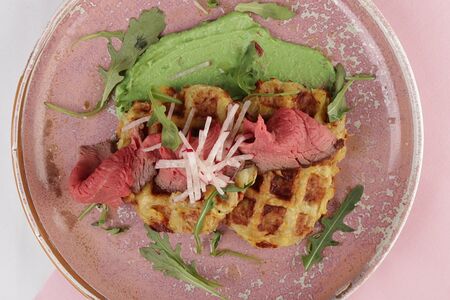 Драники из картофеля с ростбифом и соусом из авокадо