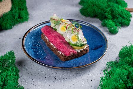 Сморреброд с маринованной сельдью, малосольным огурцом и перепелиным яйцом