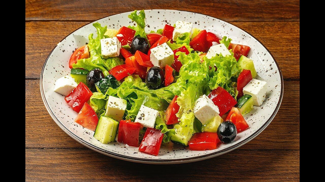 Фета помидоры огурцы перец. Greek Salad(греческий салат). Греческий салат Хориатики. Салат греческий классический с фетаксой.