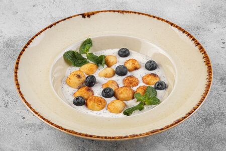 Творожные шарики в сметанно-маковом соусе