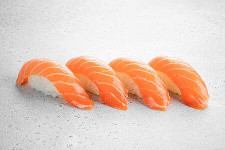 Суши с лососем (4 шт)