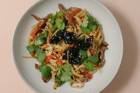 Wok с говядиной