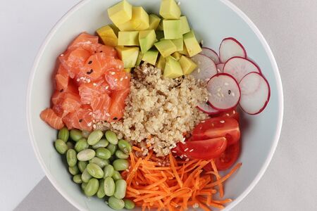 Боул с лососем и авокадо