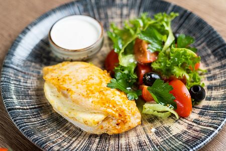 Куриная грудка с сыром и овощным салатом