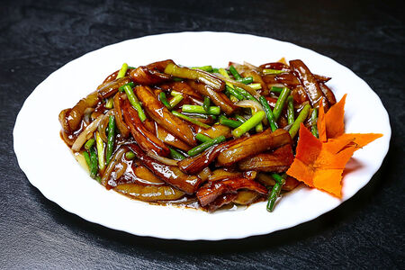 Баклажаны с побегами чеснока