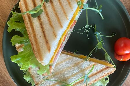 Сэндвич с окороком на белом хлебе