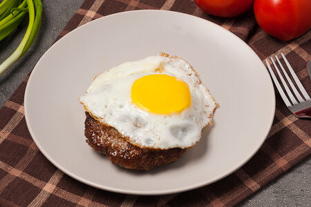 Бифштекс из говядины с яйцом