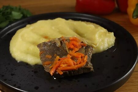 Говядина отварная с луком и морковью