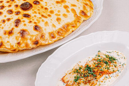 Кальцоне с копченым угрем и страчателлой