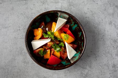 Салат из трех видов томатов с сыром фетакса