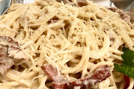 Спагетти песто в сливочном соусе с беконом