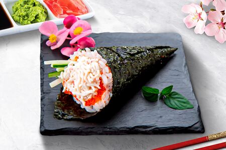 Ручной ролл со снежным крабом