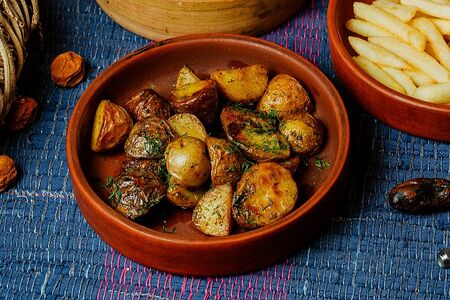 Молодой картофель с зеленью и чесноком