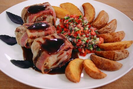 Медальоны из cвинoй вырезки в беконе