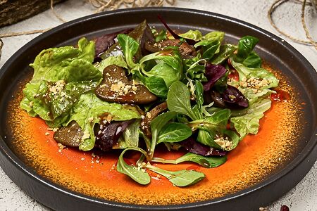 Азиатский салат с телячьим языком на гриле