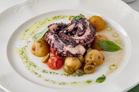 Осьминог на гриле с картофелем