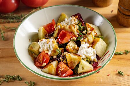 Салат из хрустящего баклажана и сыром страчателла