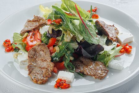 Салат с сочным ростбифом