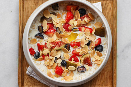 Каша рисовая с ягодами и миндалем на классическом молоке