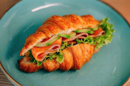 Круассан с сёмгой 