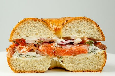 Бейгл с сёмгой и крем-чизом