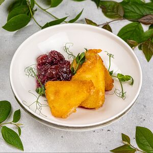 Жареный сулугуни с вареньем из винограда