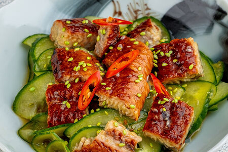 Салат с маринованным угрём и огурцом