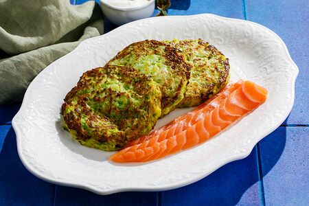 Оладьи из цукини с лососем 