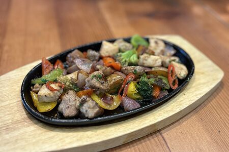 Сковорода со свининой и овощами