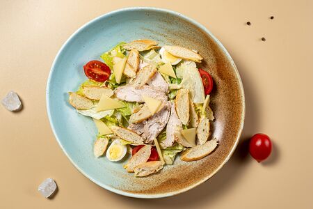 Салат Цезарь с куриной грудкой