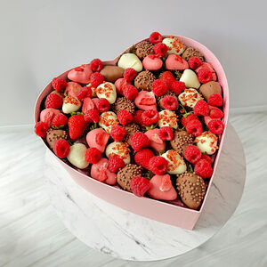 Сердце из клубники в бельгийском шоколаде с малиной