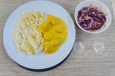 Куриные фрикадельки с рисом и витаминный салат