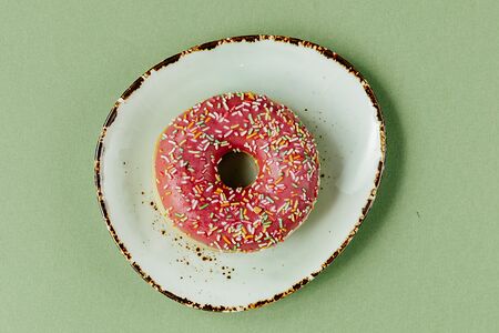 Донат клубничный