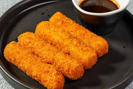 Жареная моцарелла с соусом кацу