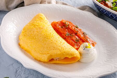 Омлет с лососем и сырным кремом