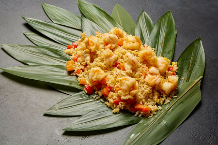 Жареный рис с креветками